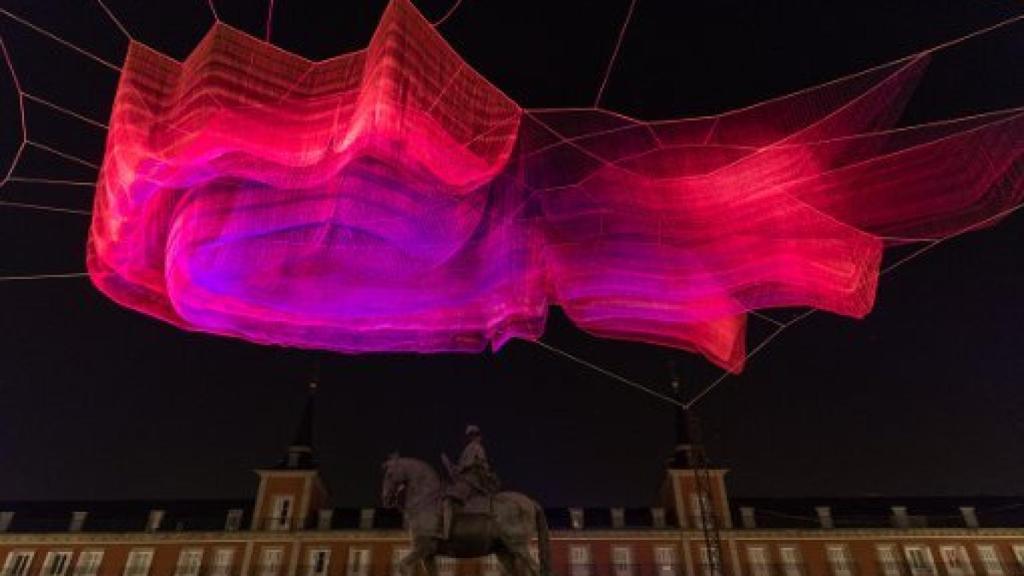 Image: La Plaza Mayor de Madrid cae en la red de Janet Echelman