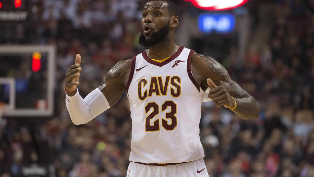 LeBron James, incrédulo ante tanto movimiento de sus Cavs.