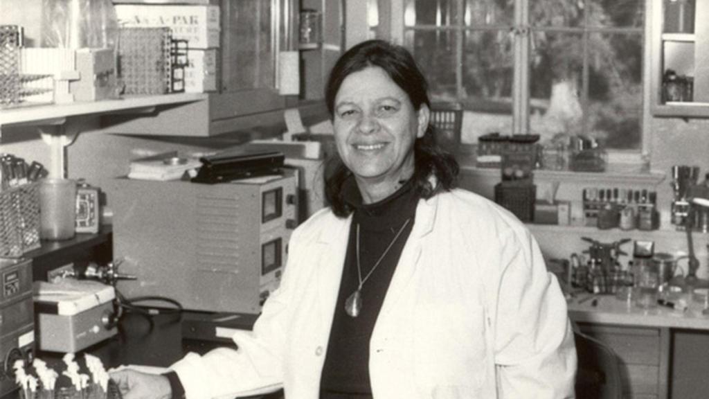 Esther Lederberg en su laboratorio de la Universidad de Stanford.