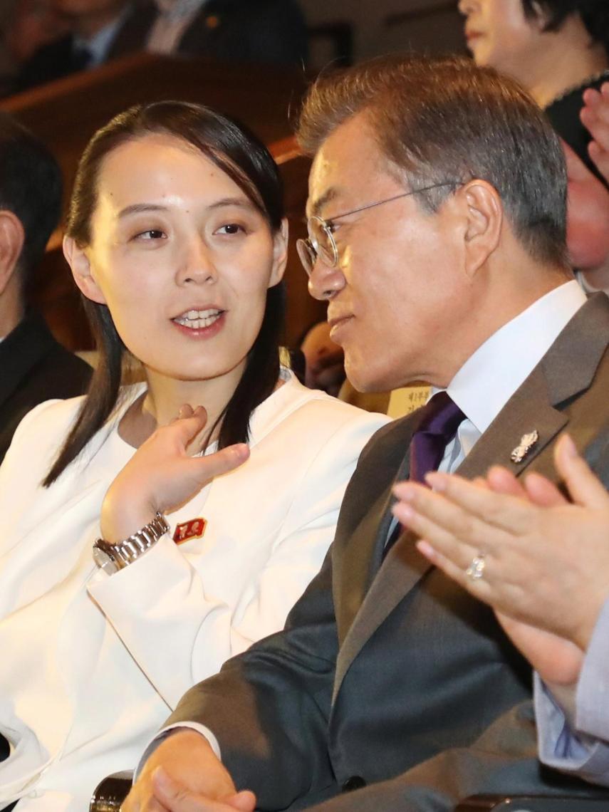 La hermana de Kim Jong-un comenta algo a Moon.