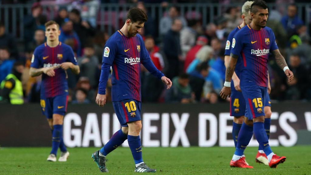 Los jugadores del Barcelona lamentan el empate.