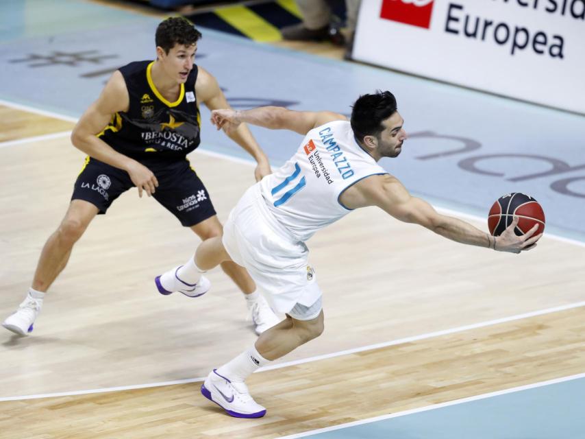 Campazzo trata de entrar a canasta.