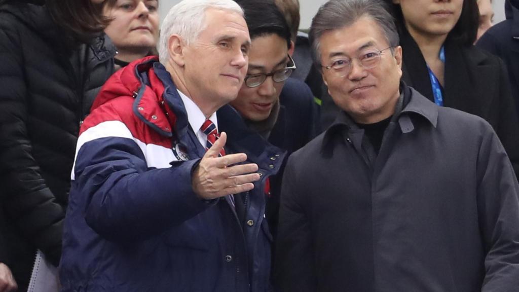 Pence, junto con el presidente surcoreano, en los Juegos Olímpicos.