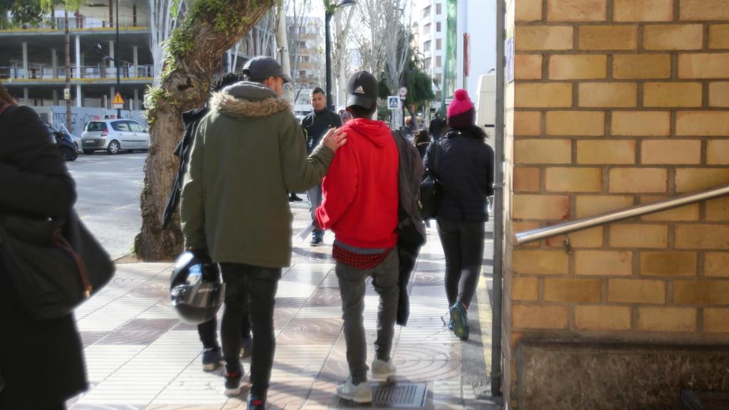 El resto de la banda, saliendo de los juzgados. Otro de los miembros ha sido puesto en libertad con cargos