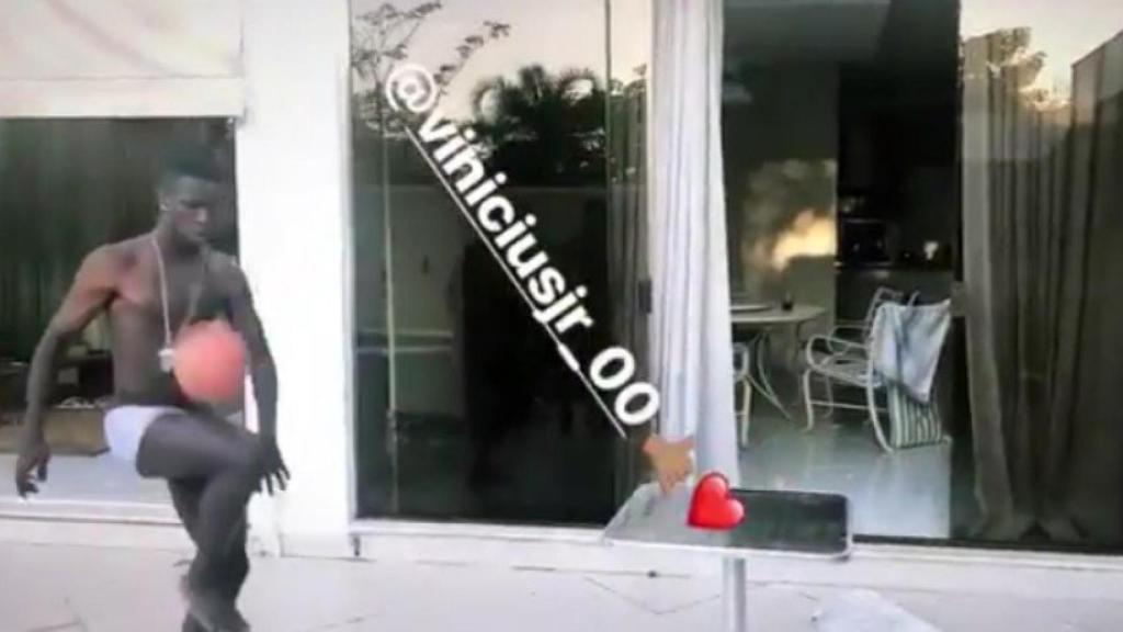 Vinicius, jugando al ping-pong fútbol