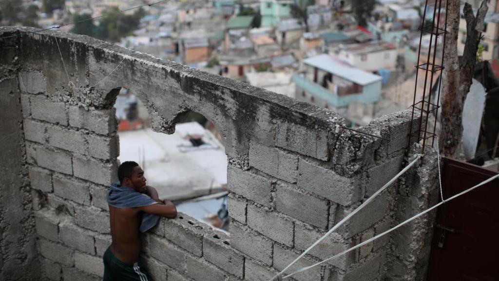 Un hombre en un poblado chabolista en Haití.