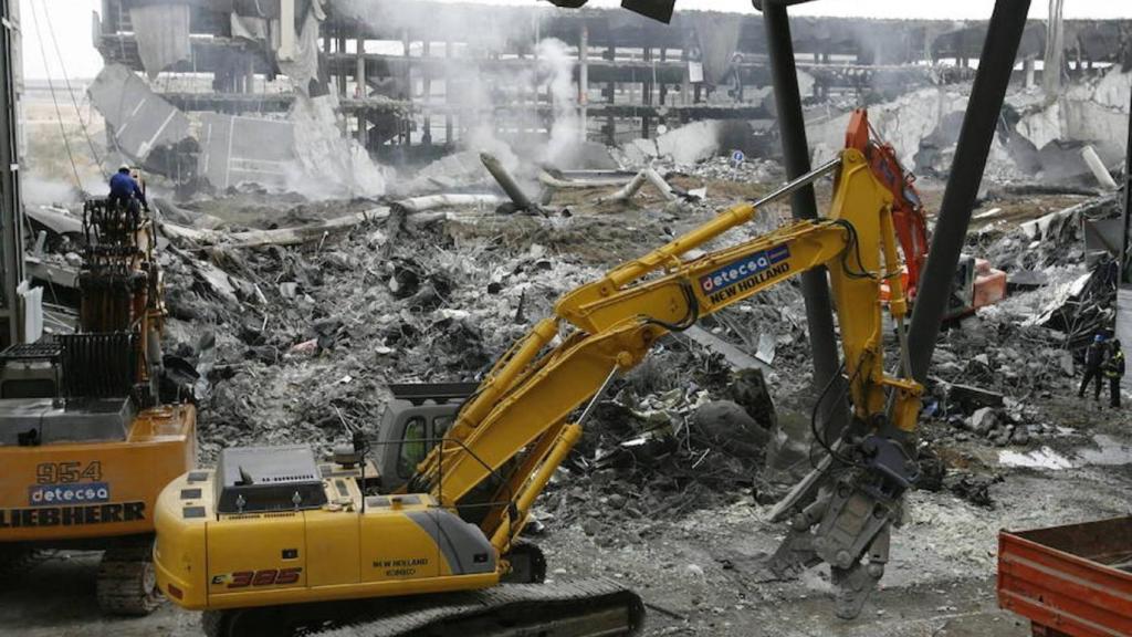 Derrumbe del aparcamiento de la T-4 tras el atentado.