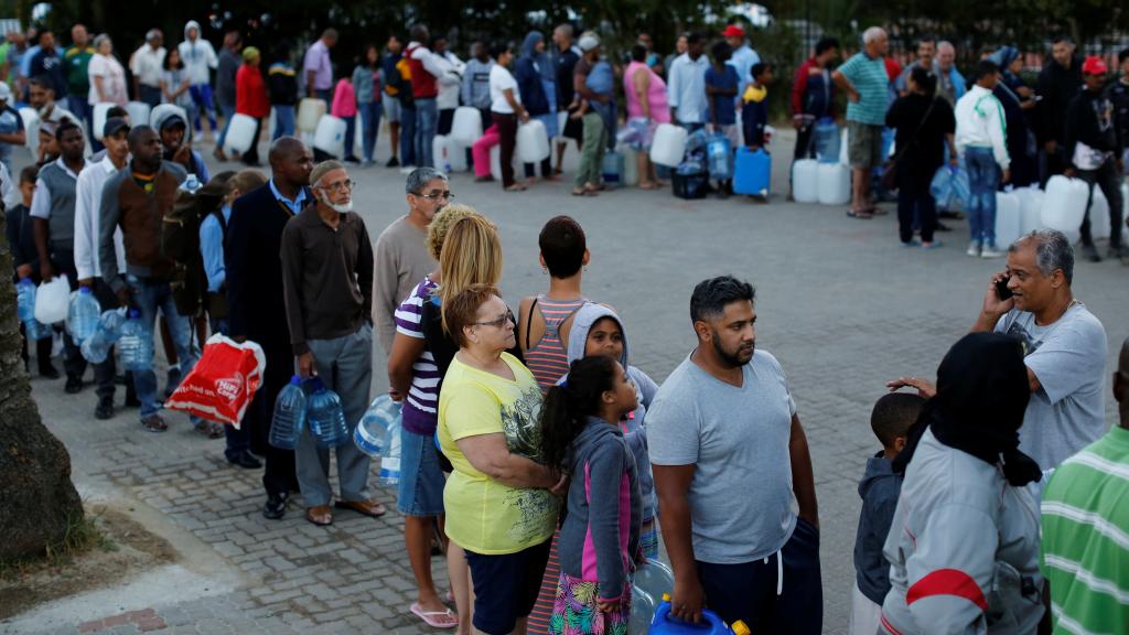 Los vecinos hacen cola para abastecerse diariamente.