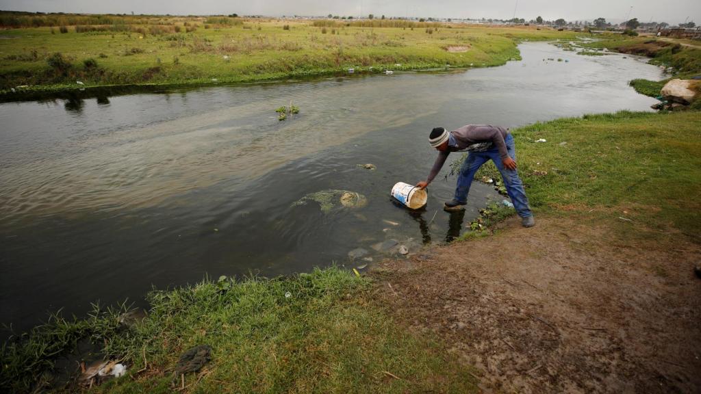 En los suburbios más pobres se saca agua incluso de arroyos contaminados.