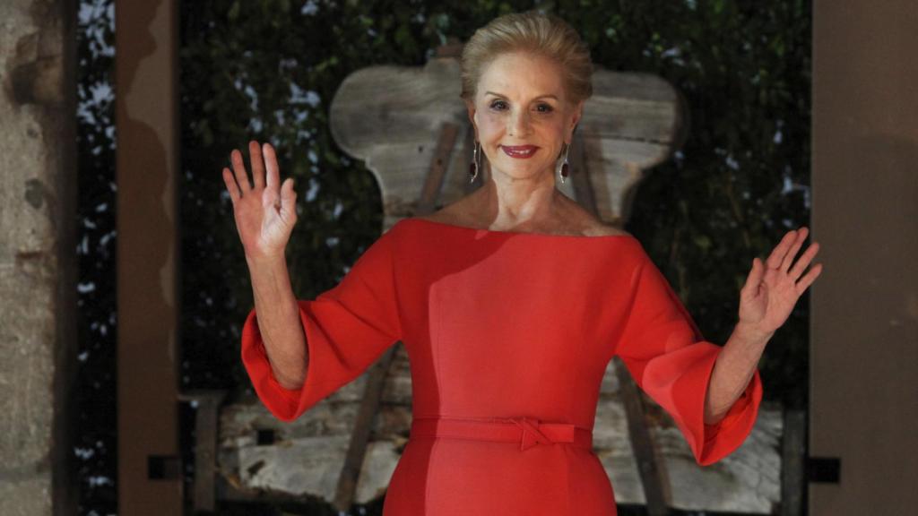 Carolina Herrera despidiéndose en un evento.