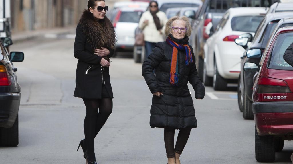 Olvido Hormigos junto a su madre en Los Yébenes.