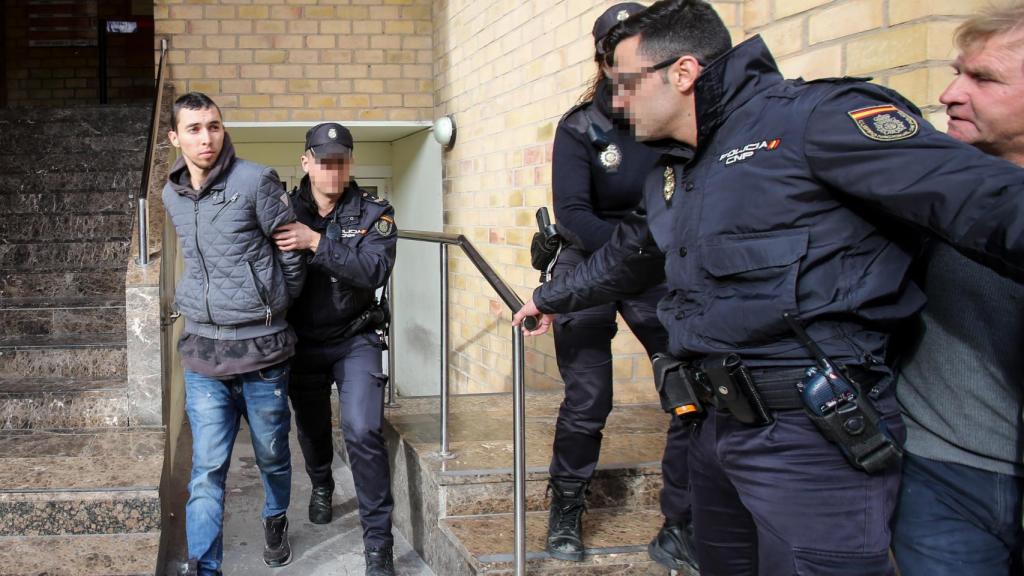 Los agentes tuvieron que contener al padre de la víctima durante la salida del juzgado del presunto asesino