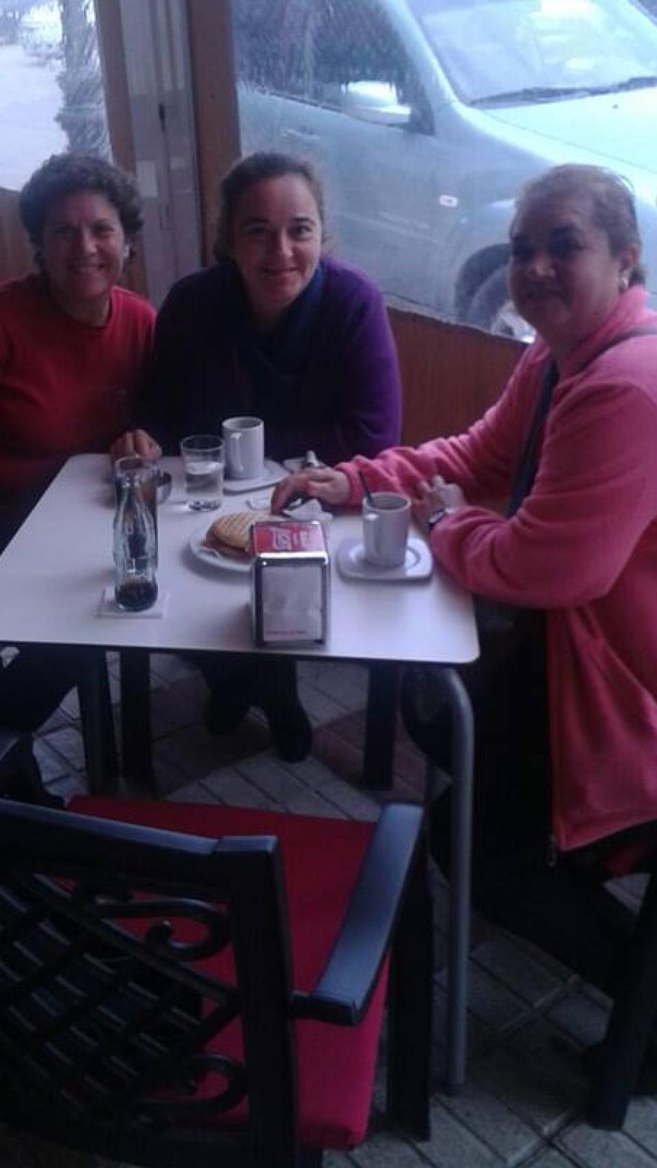 María Adela, a la derecha, era muy conocida en La Viñuela.