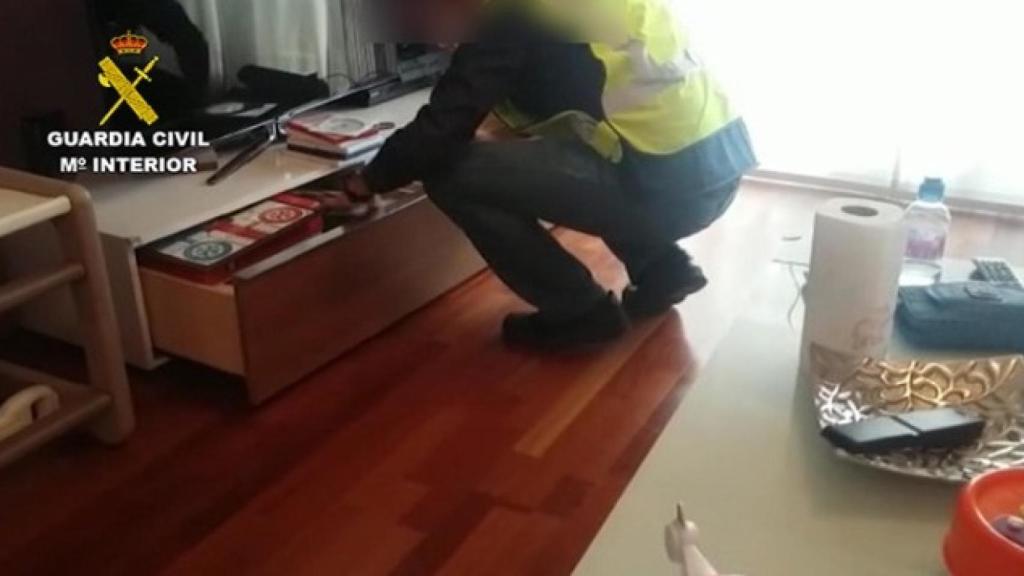 Registro de la Guardia Civil en la casa del profesor detenido por abusos.