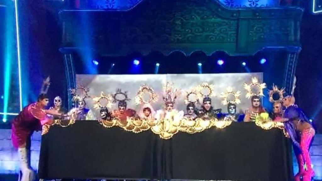 La representación de'La última cena' drag queen sobre el escenario