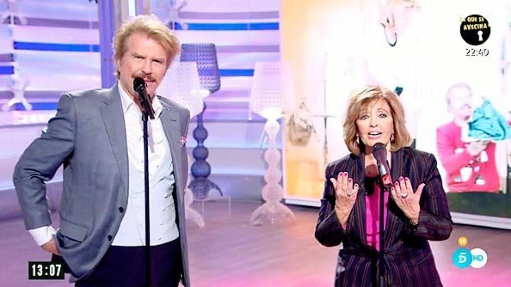 Teresa Campos y Bigote sobre el escenario en 'AR'.