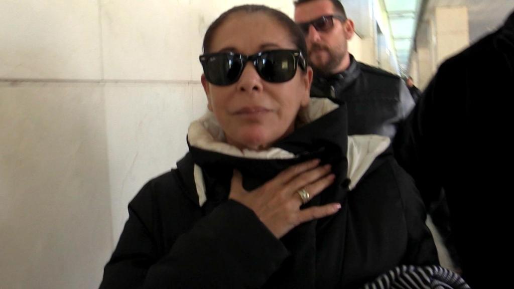 Isabel Pantoja en el aeropuerto de Jerez.