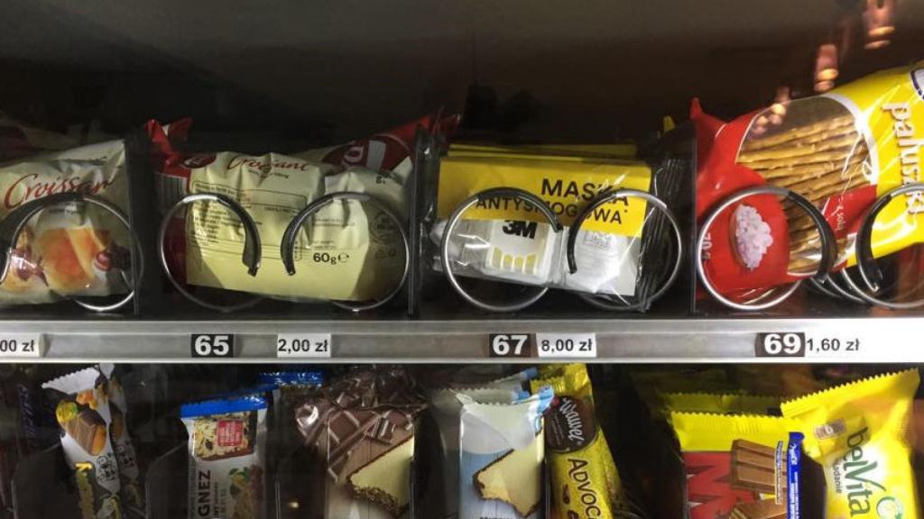 Máscaras de protección en una máquina expendedora de oficina.