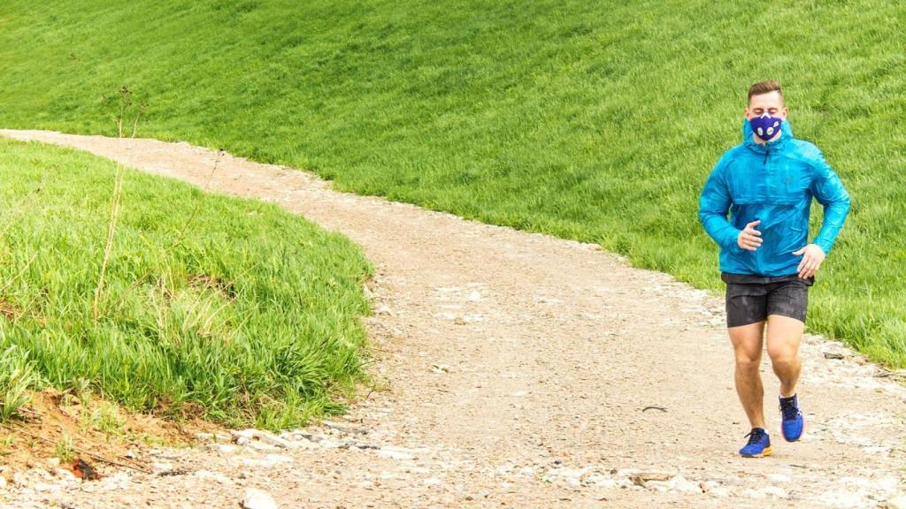 Un chico hace deporte con una máscara en Polonia.