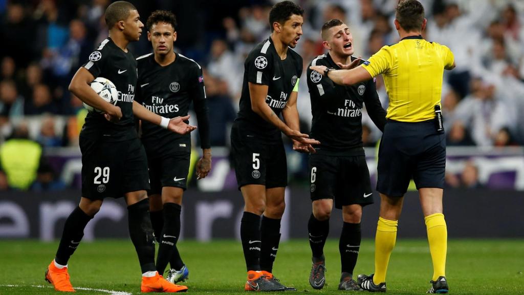 Los jugadores del PSG protestan al árbitro italiano tras la amarilla a Rabiot por una entrada sobre Modric. / Reuters