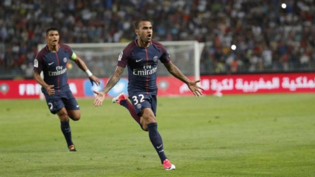 Dani Alves celebra un gol con el PSG. Foto: Twitter (@psg_inside).
