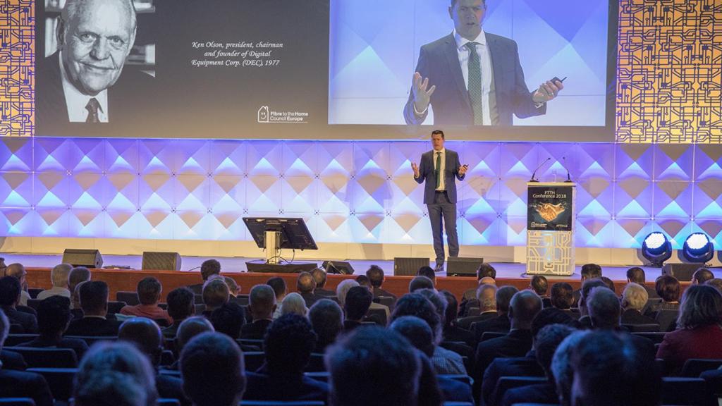 Ronan Kelly, presidente del FTTH Council Europe, durante una mesa de la FTTH Conference 2018.