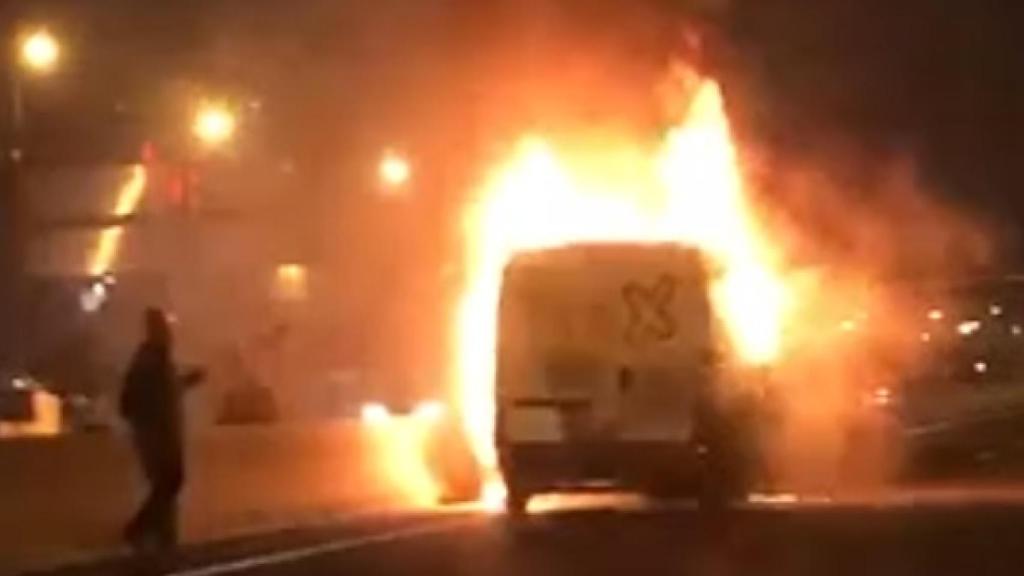 Una furgoneta ardiendo en la M-30.