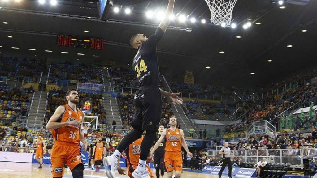 Davin White entrando a canasta. Imagen: twitter (@ACBCOM)