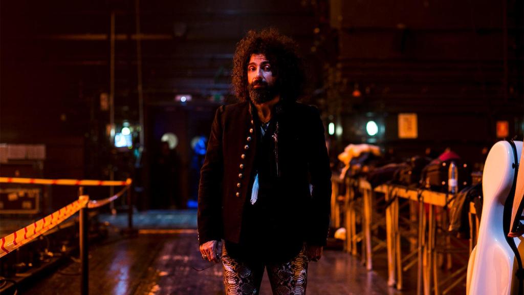 El artista Ara Malikian posa entre bambalinas.