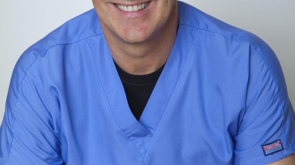 El doctor Ricardo Ruiz en su despacho.