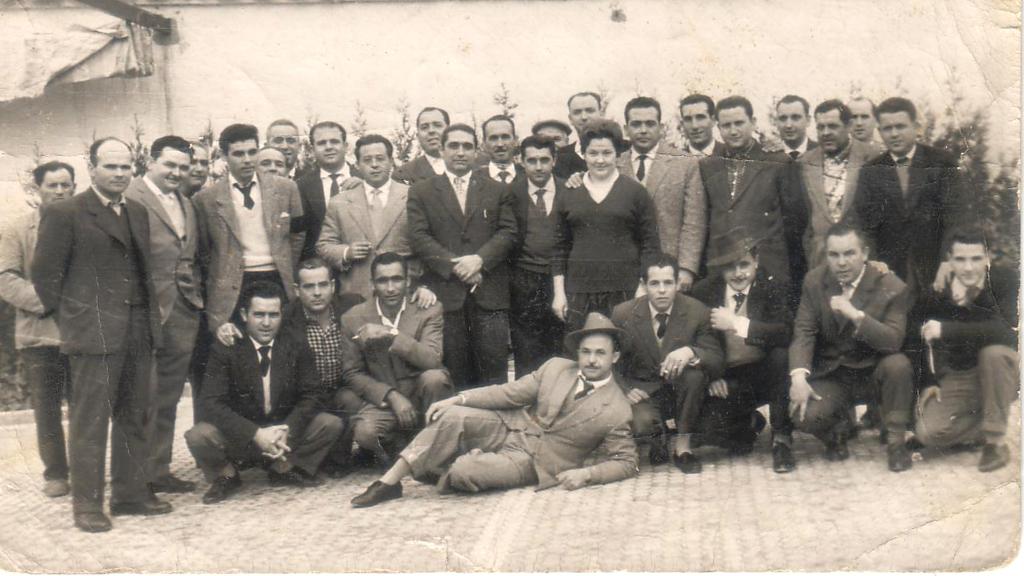 Manuel Montori, el cuarto desde la derecha, con la mano sobre el hombro de su esposa, en una foto con la primera plantilla de Gallo.