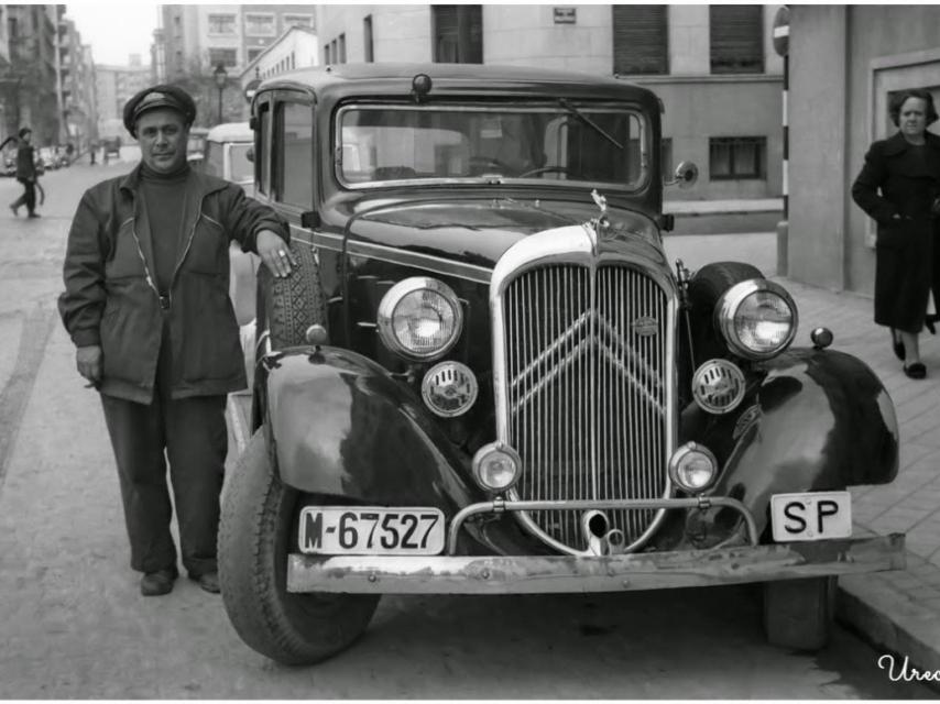 Imagen de un taxista de Madrid vestidor de uniforme.
