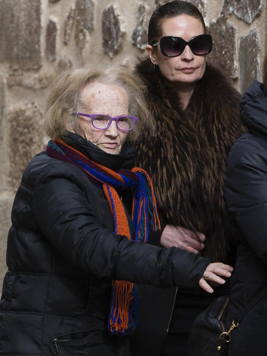 Olvido Hormigos junto a su tía, en el entierro de su padre.