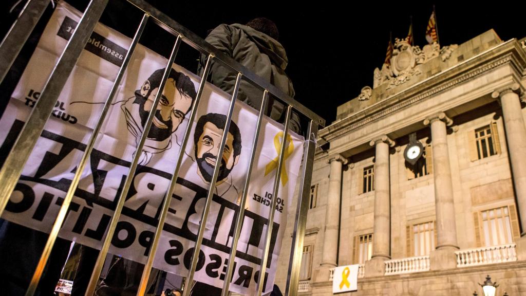 Pancarta a favor de la libertad de Jordi Sànchez y Jordi Cuixart.