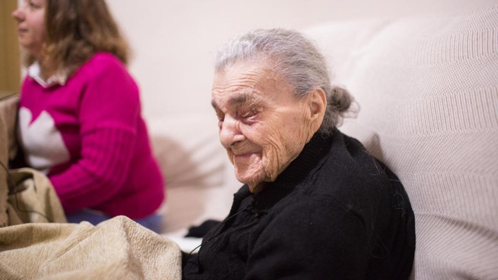 Era muy bueno, siempre he estado enamorado de él, dice Petra sobre su novio. La anciana, casi centenaria, llora como una veinteañera cuando habla de él. En la imagen, junto a ella, aparece su nieta Francisca.