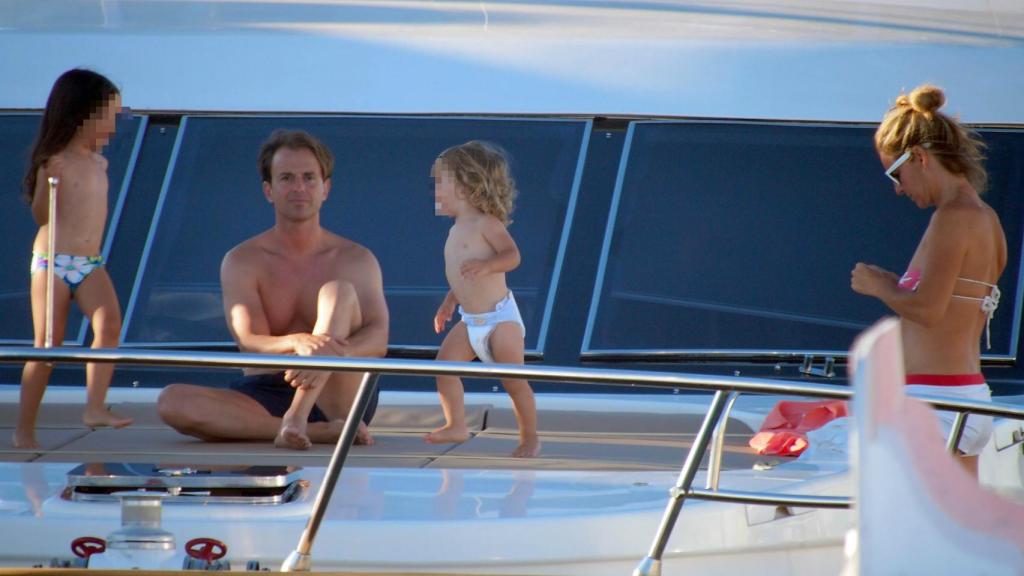 Josep y Arantxa, en el yate junto a sus hijos, Leo y Arancha.
