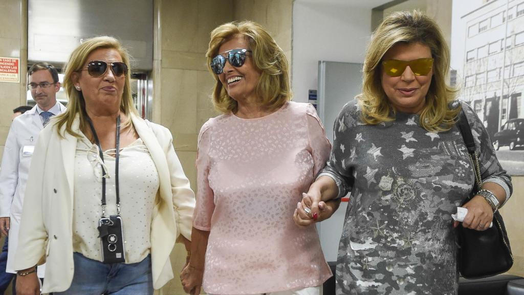 María Teresa junto a sus hijas a la salida del hospital el año pasado.