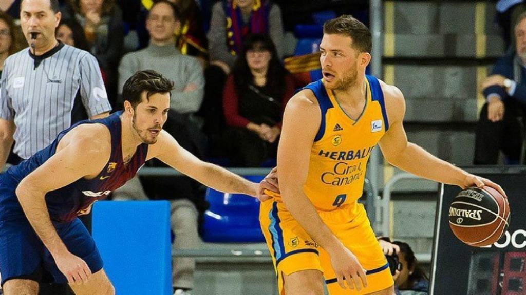 Thomas Heurtel marcando a Gal Mekel. Imagen: Twitter (@ACBCOM)