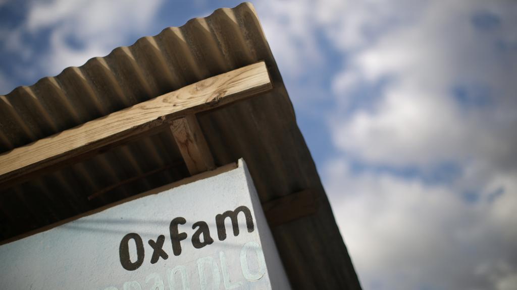 Un cartel de Oxfam en una caseta para repartir agua en Haití en 2010.