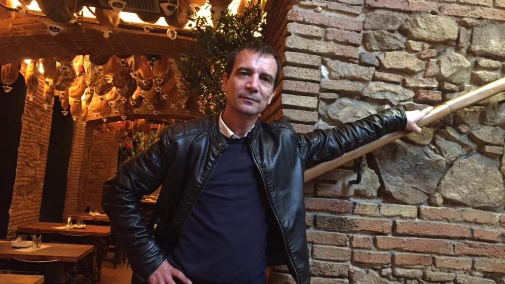 Francisco Díaz, gerente de La Tapería de La Ribera, ha tenido que despedir a 4 personas.