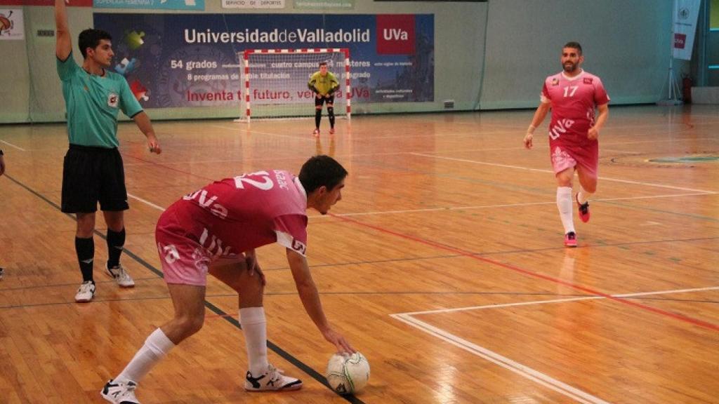 Munoz espera el saque de banda de Isaac