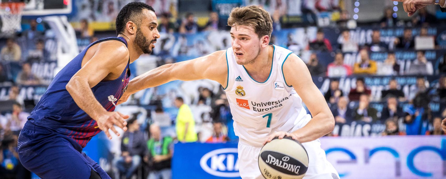 Luka Doncic ante Adam Hanga en la final de Copa.