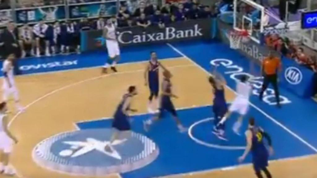 Campazzo entrando a canasta