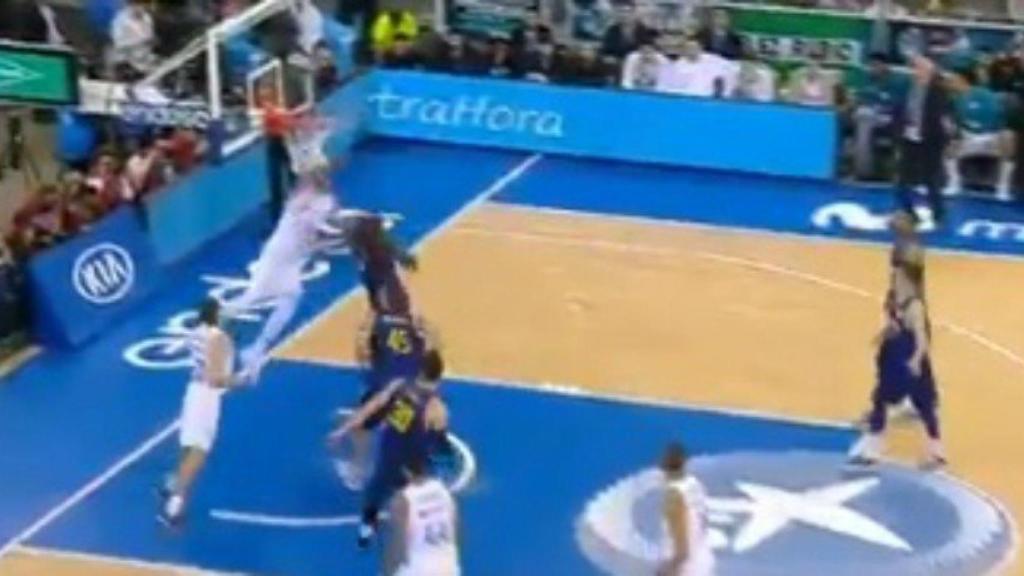 Rudy Fernandez entrando a canasta