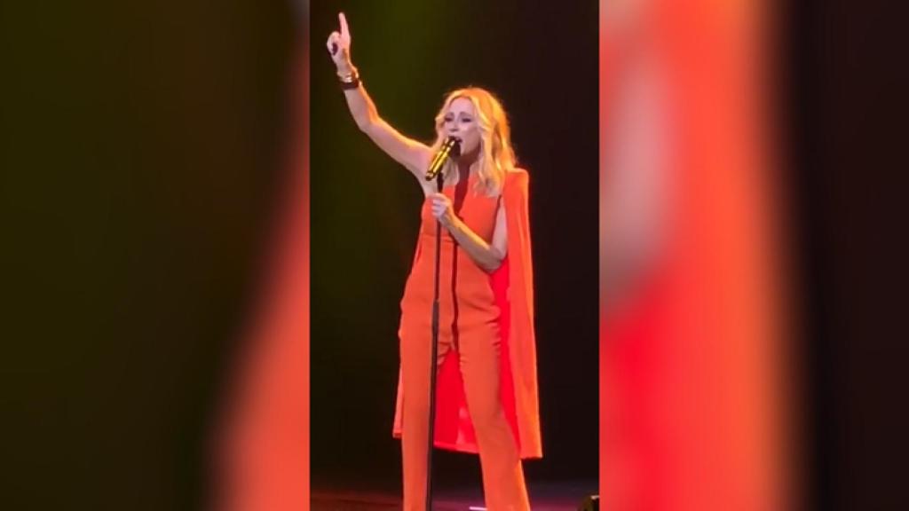 Marta Sánchez canta el himno de España durante su concierto en el teatro de La Zarzuela.