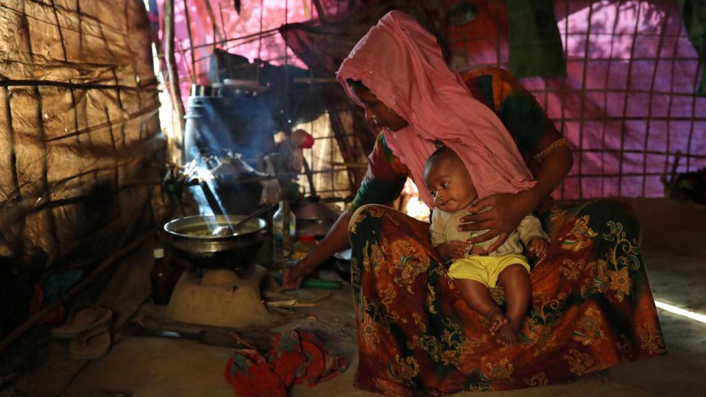 Refugiados rohinyá en un campamento.