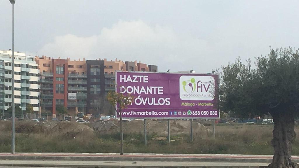La publicidad está presente por todo el barrio.