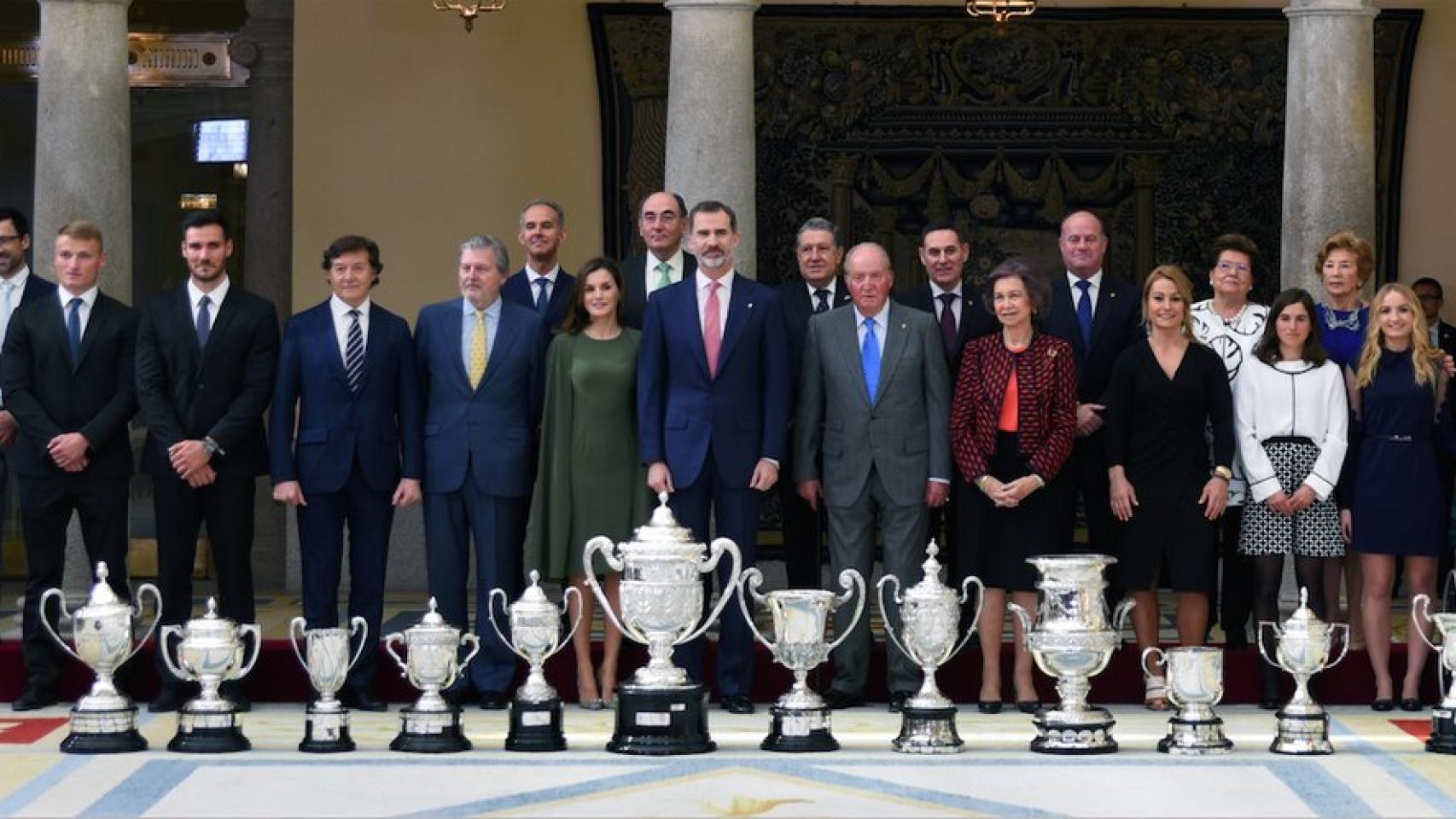 Todos los galardonados en los Premios Nacionales del Deporte 2016 posan con los Reyes de España al final de la gala. / Foto: CSD