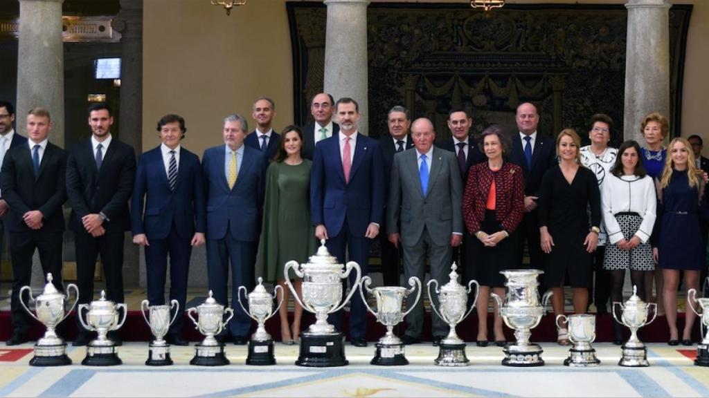 Todos los galardonados en los Premios Nacionales del Deporte 2016 posan con los Reyes de España al final de la gala. / Foto: CSD