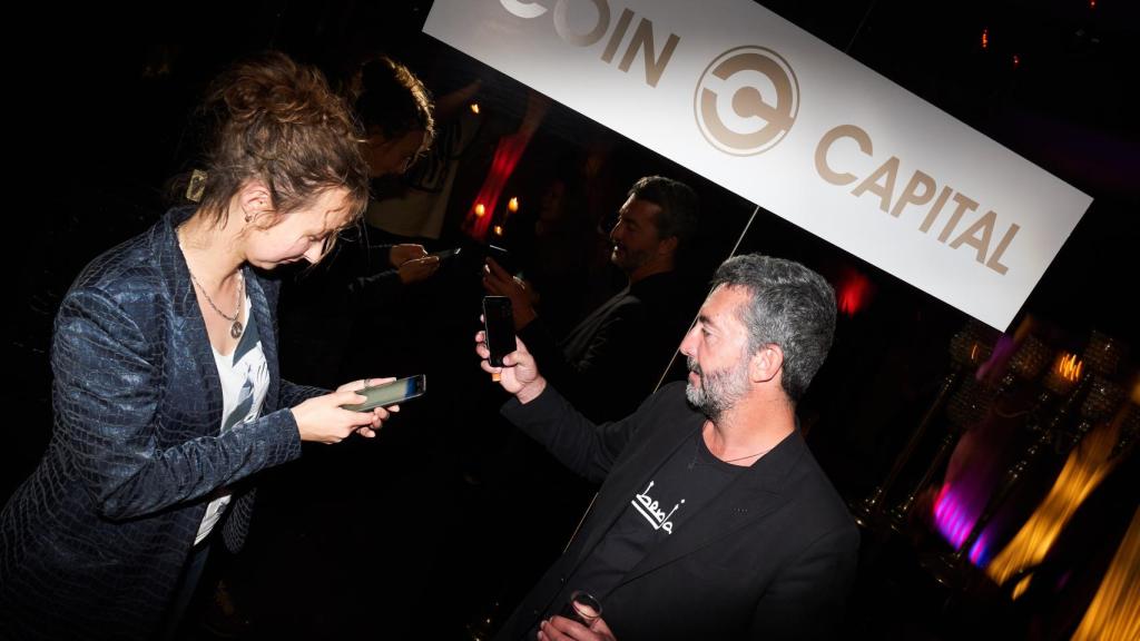 Una invitada a la fiesta privada haciendo un pago Bitcoin.